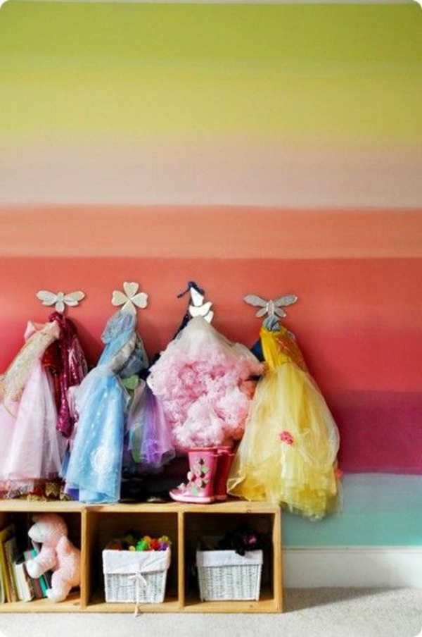 diseño de pared colorida en el pasillo - remolque con ropa para niños