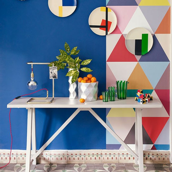 ممر مع تصميم جدار مثيرة للاهتمام - الجلباب الهندسي الملونة