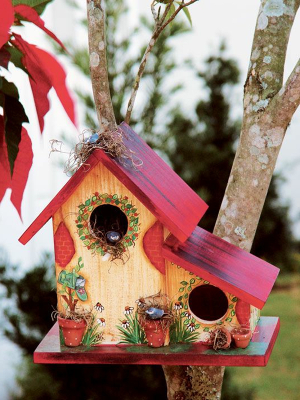 Maison colorée de revêtement pour les oiseaux de bois en rouge