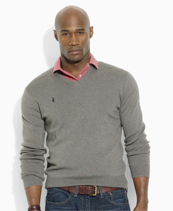 código de vestir hombre guapo casual elegante con suéter gris camisa rosa hombre marrón pantalones vaqueros