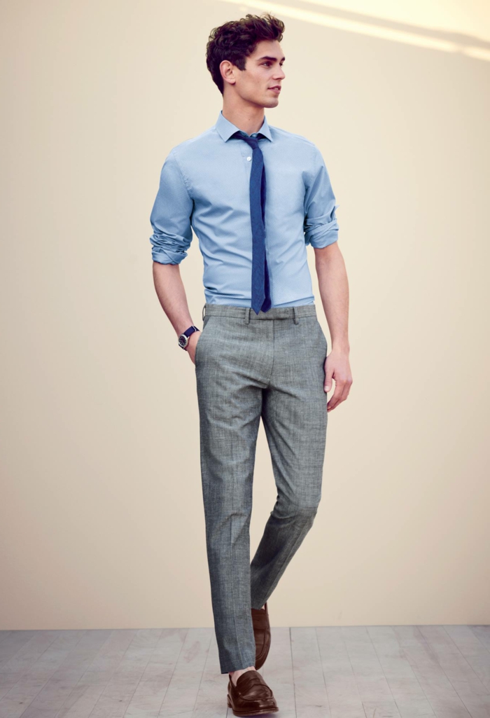 पोशाक कोड स्मार्ट आरामदायक युवा व्यापारी शर्ट और टाई ग्रे पतलून चमड़े के जूते के साथ
