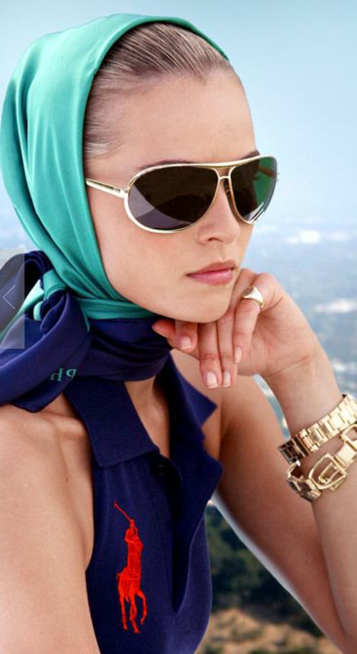 गर्मियों में स्कार्फ में चित्तीदार चित्तीदार चश्मा फ़िरोज़ा रंग कंगन अंगूठी फैशन