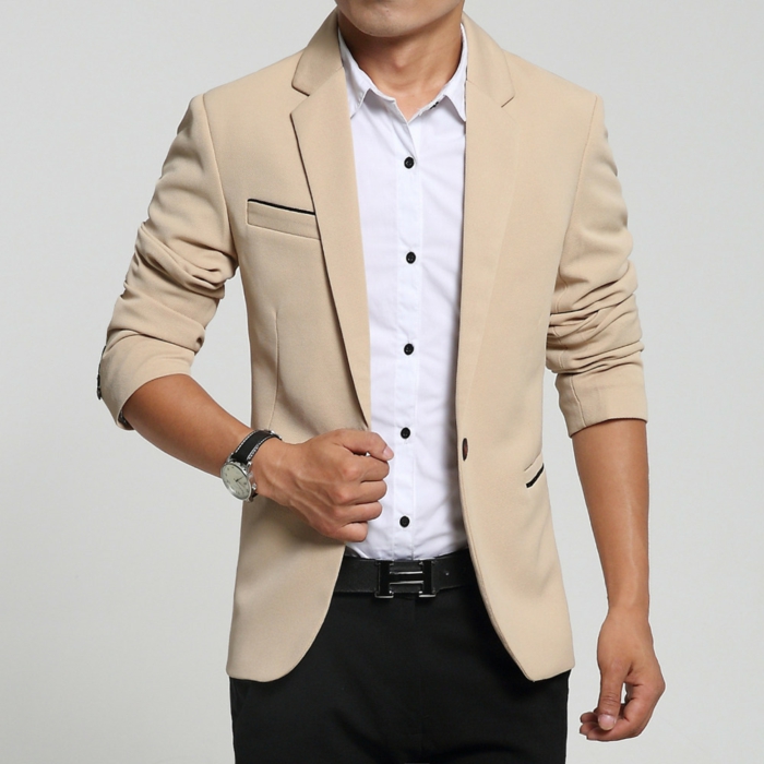 pantalón negro estilo hombre elegante y discreto de color beige chaqueta de color beige reloj de pulsera negro