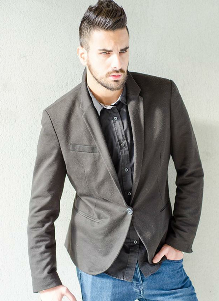 Hombre elegante modelo de moda código de vestimenta informal para hombres jeans con camisa y blazer