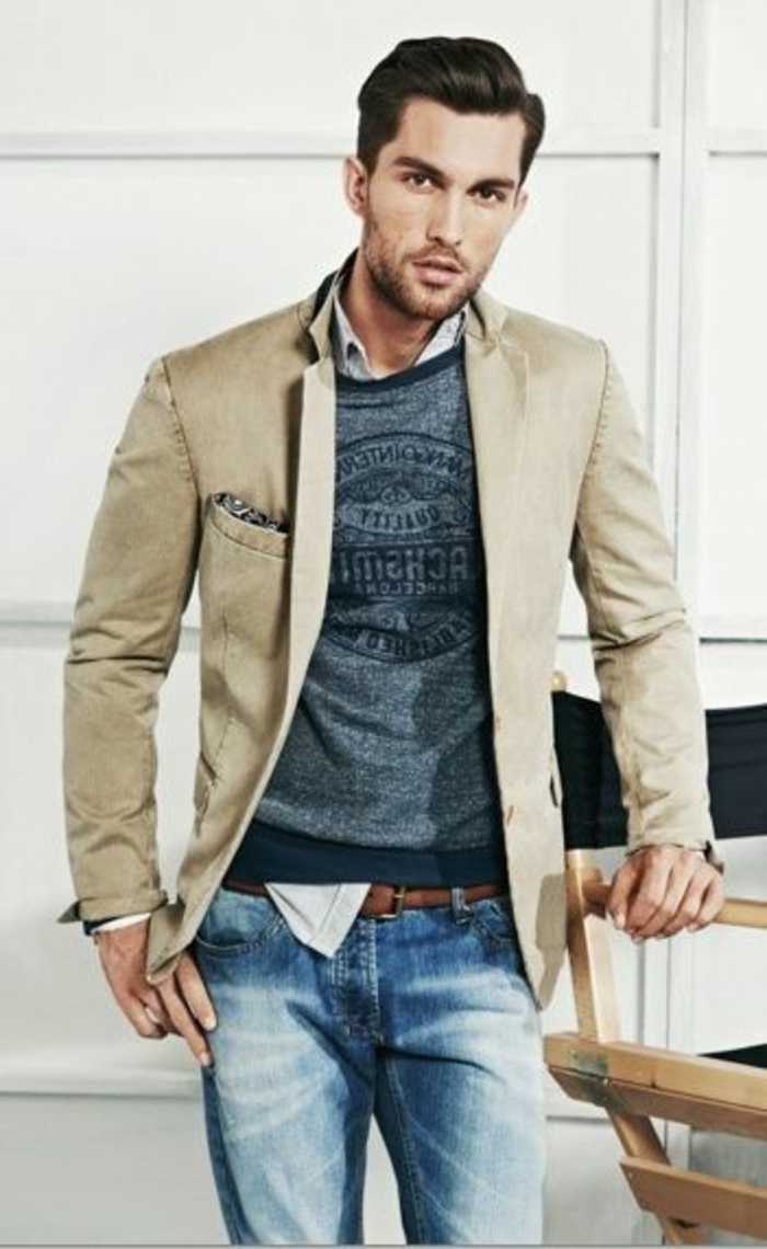 Los pantalones vaqueros ocasionales de negocios y el suéter y el cinturón de camisa blazer combinan todo y se ven modernos