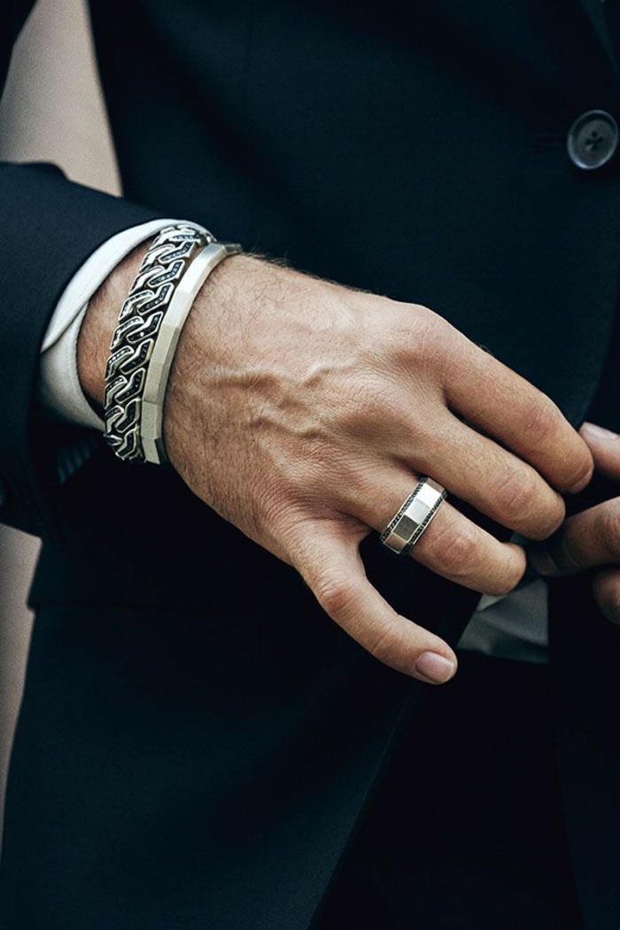 Los hombres ocasionales de negocios también usan anillo de bisutería y pulseras de joyería para hombres
