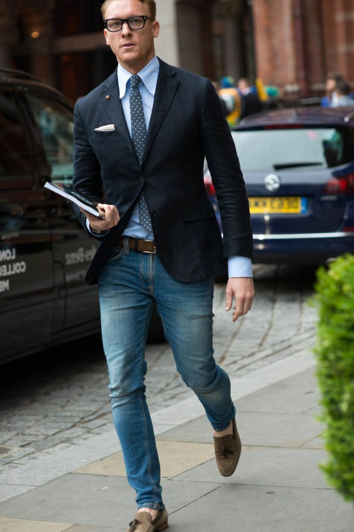 elegante joven empresario se ve particularmente atractivo de blazer jeans slipper gafas