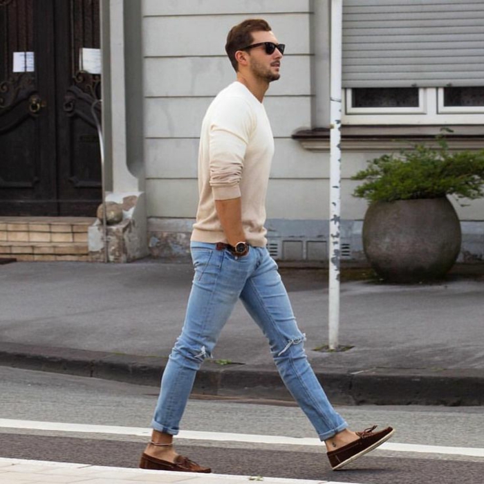 סגנון מזדמנים בסגנון Mens חול בצבע סוודר אור ג 'ינס נעליים חומות ומשקפי כף היד