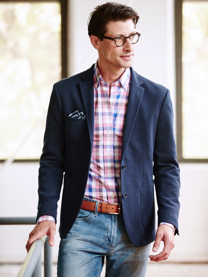 discreto estilo elegante y ligeramente suposición jeans cinturón rosa plaid shirt blazer gafas hombre