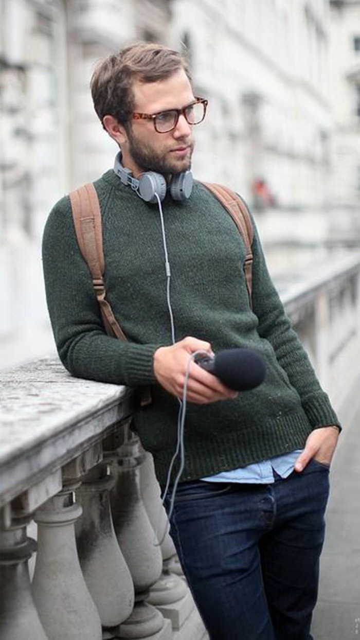 Cómodo y genial look en la ciudad suéter verde auriculares jeans gafas peinado crear tú mismo