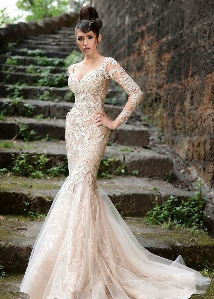 champagne-robes modèle long-intéressant mariée-on-the-escalier