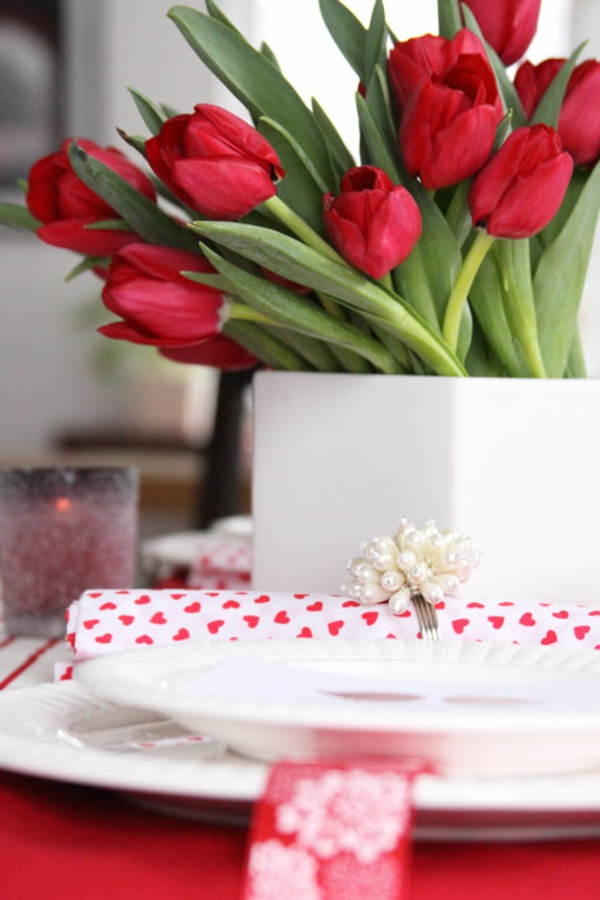 viehättävä-pöytä-koriste-puna-tulppaanit-deco-idea-pöytä-koriste tulppaanit