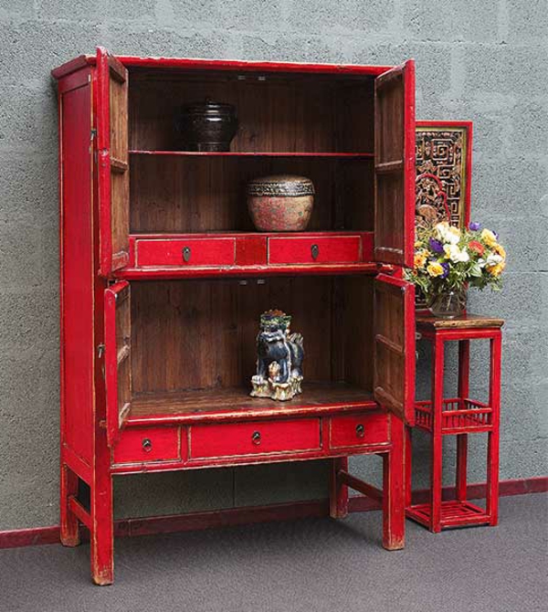 китайски мебели - китайско-сватбено шкафче с рафтове - сива стена зад нея
