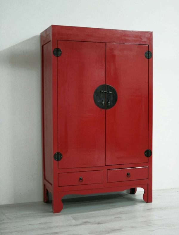 中国家具 - 红色的柜子，在白色的墙前