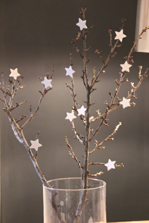לבן קישוט חג המולד - עץ ענפים עם כוכבים קטנים על זה