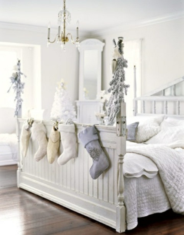 לבן חג המולד קישוטים - גרביים תלויים על המיטה