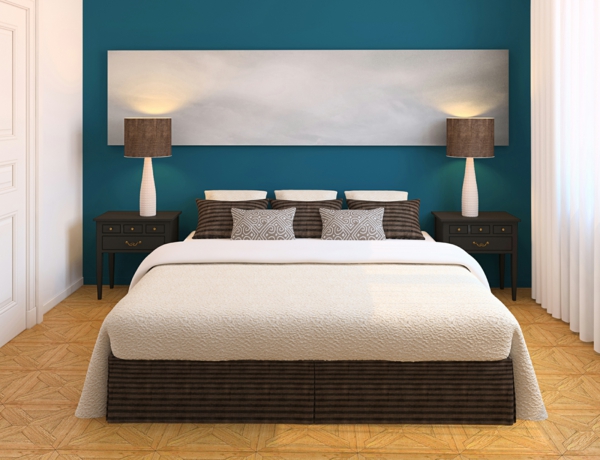 pintura de pared azul y cama blanca en el dormitorio