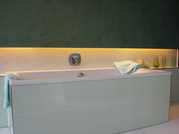 модерен дизайн на баня с интересно осветление