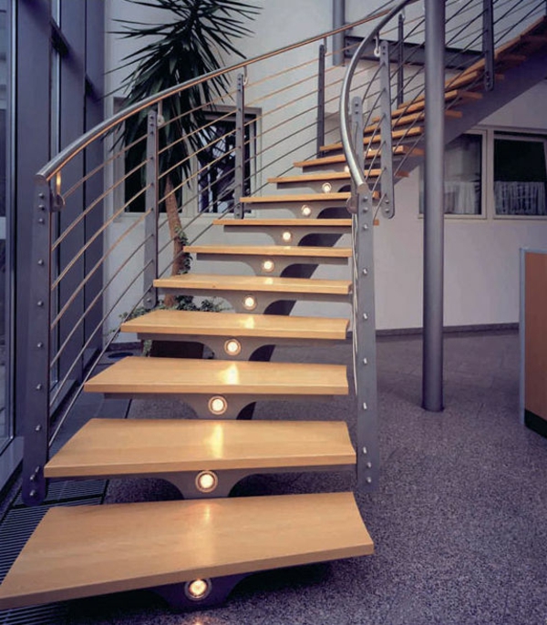 beeindruckede flottantes-escalier avec garde-corps en métal