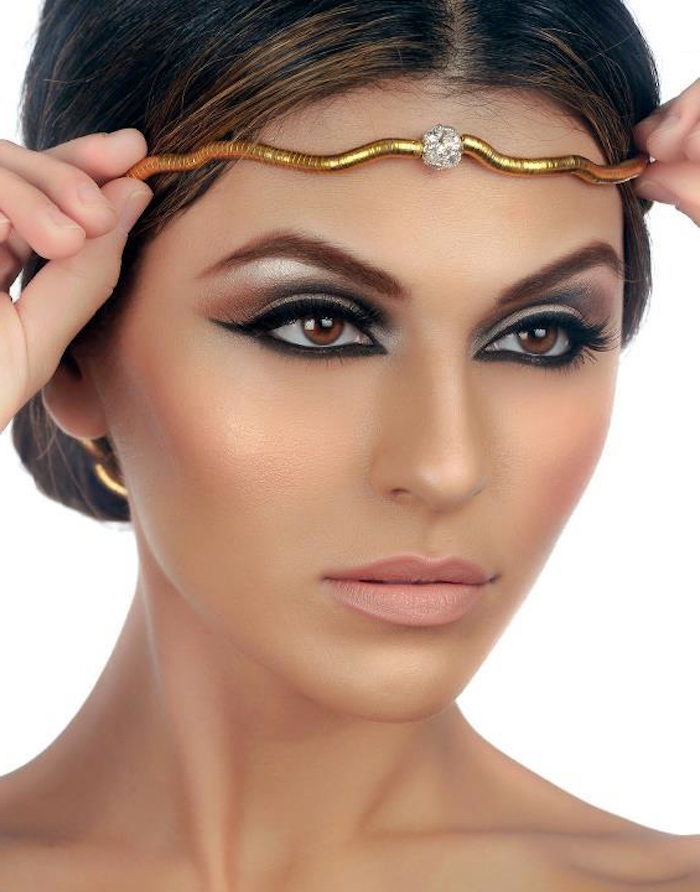 cleopatra composent maquillage pour les yeux de chat et combiner avec de grands bijoux