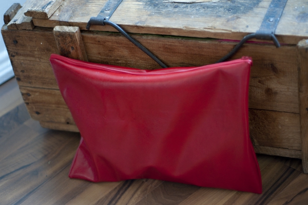 अपने आप को लाल हैंडबैग करें- सुरुचिपूर्ण मॉडल - रचनात्मक सिलाई