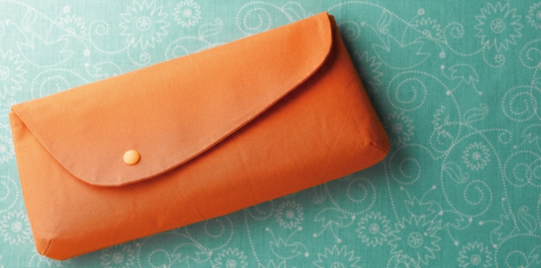 costura creativa - bolso de color beige - fondo turquesa