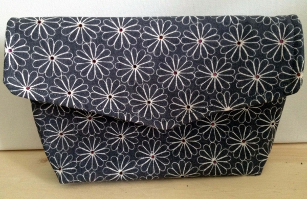 cosido creativo - costura del bolso en sí - color gris - con flores