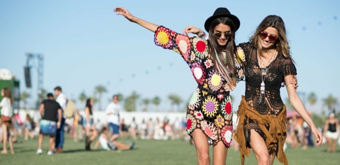 लड़कियों के लिए कोशेला फैशन विचारों में दो महिला गर्लफ्रेंड्स को त्योहार रंगीन कपड़े में मजा आया