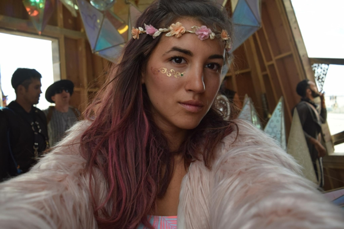 hippie festival odjeće fancy ideje za jaknu i čine vijenac od cvjetova crvena kosa ružičasta