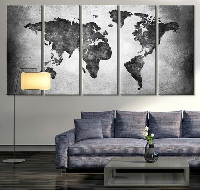 Collage mundo mapa-lona-gris-púrpura sofá-suelo de madera-table-florero-lámpara