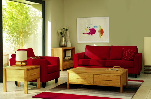סלון מוגדר - ספה אדומה ושולחן עץ