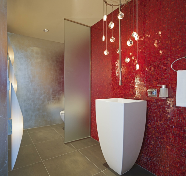 समकालीन बाथरूम-साथ-लाल गिलास टाइल दीवार और बाथरूम-सिंक और नल-तो-गिलास कक्ष-विभाजक-साथ-बाथरूम-टाइल फर्श