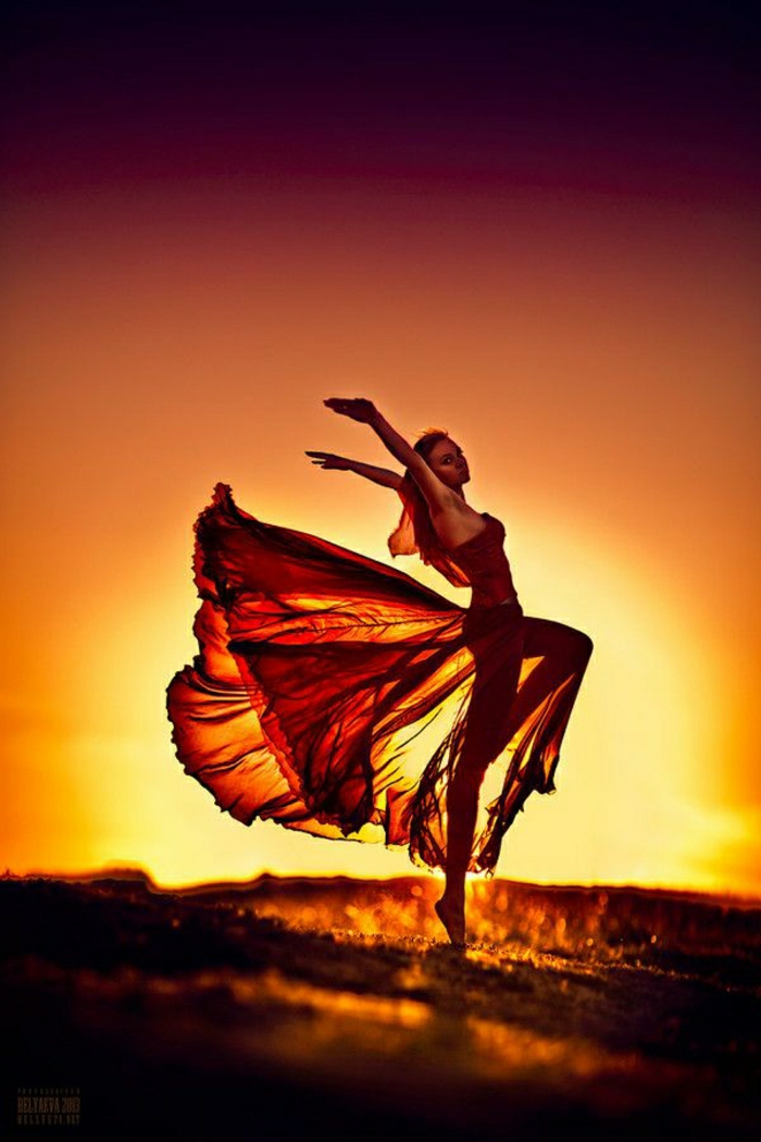 शांत छवियों महिलाओं लाल ड्रेस सूर्यास्त नृत्य