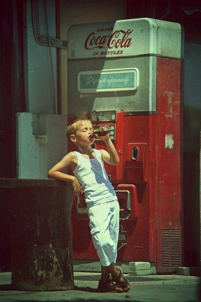 शांत छवियों-छोटे लड़के-कोका कोला पीने