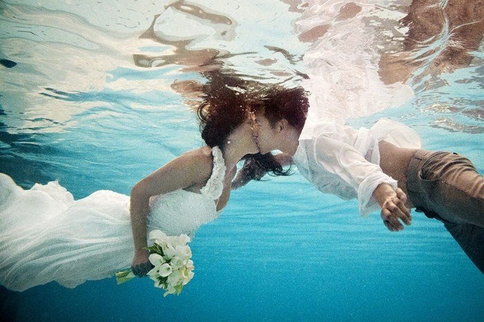 fraîches idées photos de mariage baiser sous-the-Water
