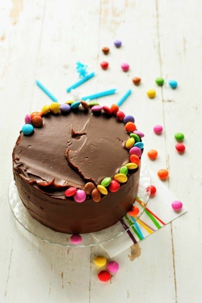 很酷的想法 - 用巧克力蛋糕装饰与 - 五颜六色的糖果