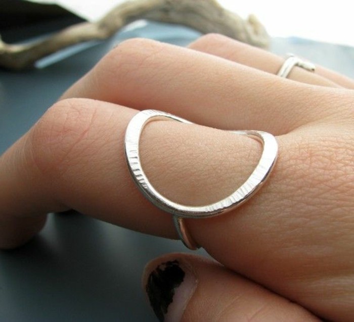 酷银戒指与 - 简单的设计