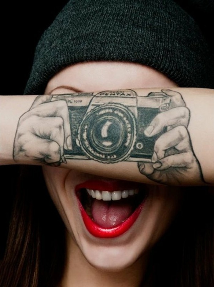 酷纹身换女性相机照片