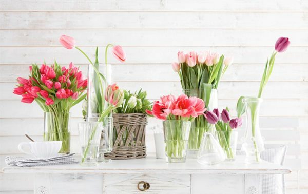 decoración fresca mesa con tulipanes de colores-