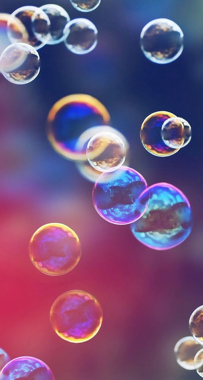 une photo de ballons de savon, de bulles de savon, de jeux d'enfants, de rayons de lumière
