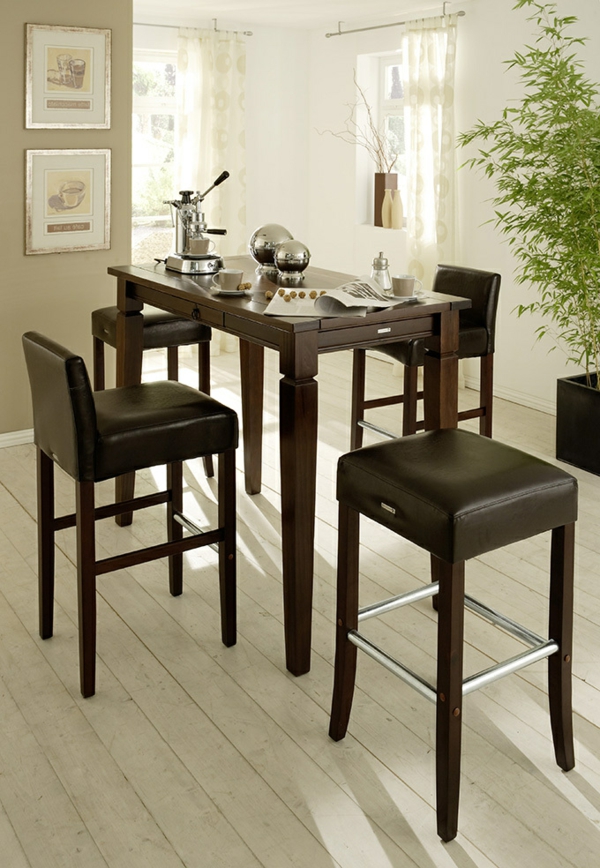 महान - लकड़ी के बार टेबल के साथ-कुर्सियों और दस्त