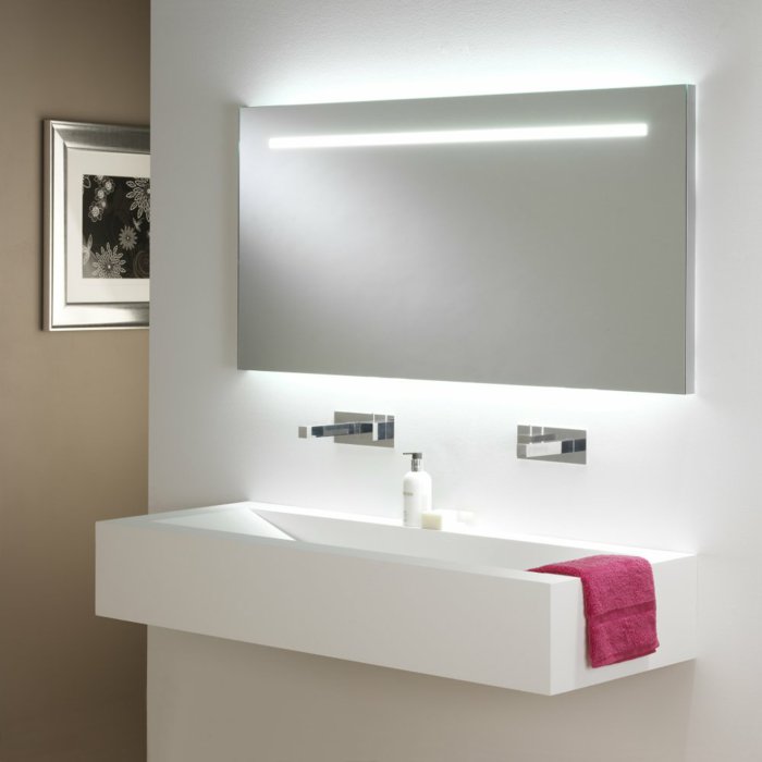 готини интериори за баня Елегантен модел огледало с водената-осветление