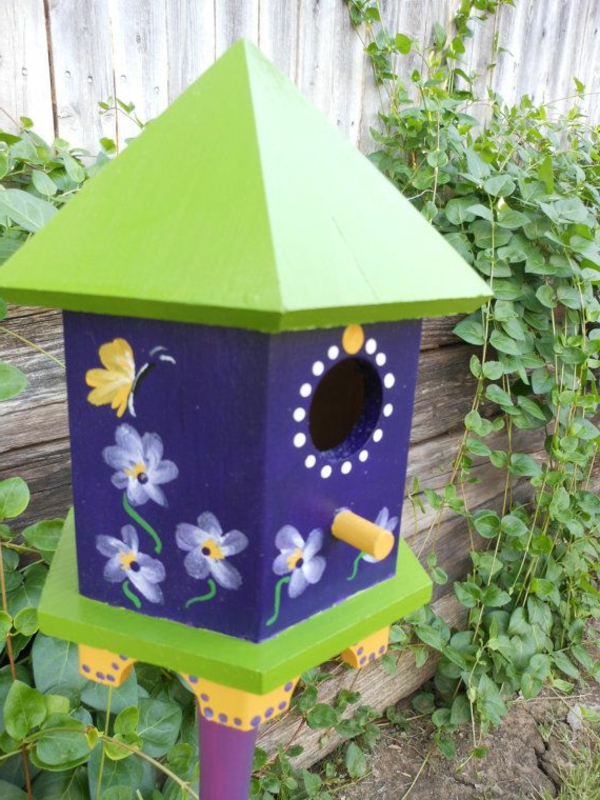 Maison frais de revêtement pour les oiseaux de bois dans le jardin