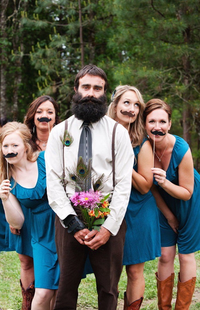 viileä häävalokuva sulhasen kanssa bridesmaids-Movember Movement