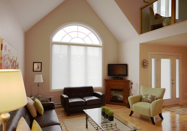 δροσερό σαλόνι-σύγχρονο-τοίχο χρώμα-από-a-chic-και-άνετο διαμέρισμα