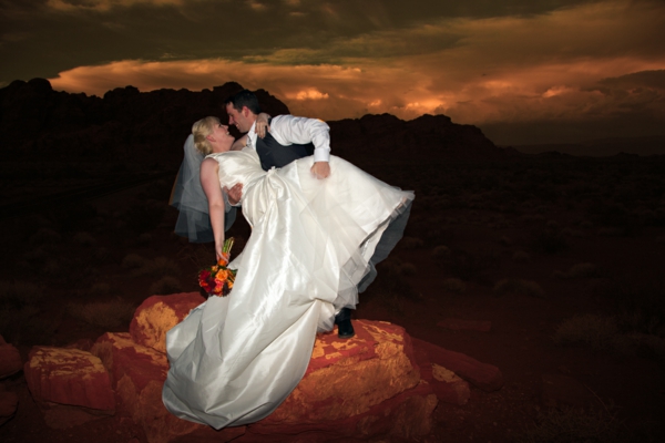在拉斯维加斯冷清结婚 - 在岩石上