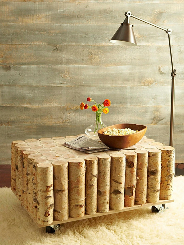 DIY लकड़ी की मेज और सजावटी फूलों से तस्वीर