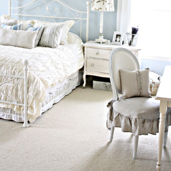 अंतर्देशीय घर शैली बेडरूम - फर्नीचर के सफेद टुकड़े