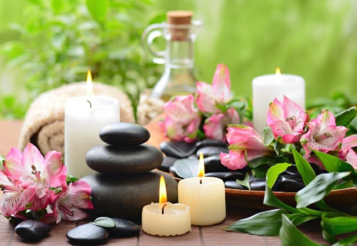 Tee omat kosmetiikkasi: geranium-öljy, laavakivet, kynttilät, kylpypyyhkeet, geranium-kukka