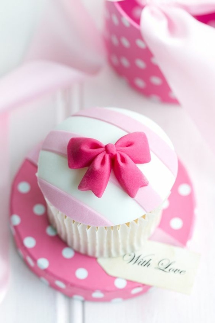 छोटे पीसने के साथ गुलाबी और सफेद रंग में प्यारे के साथ कपकेक को सजाने के लिए